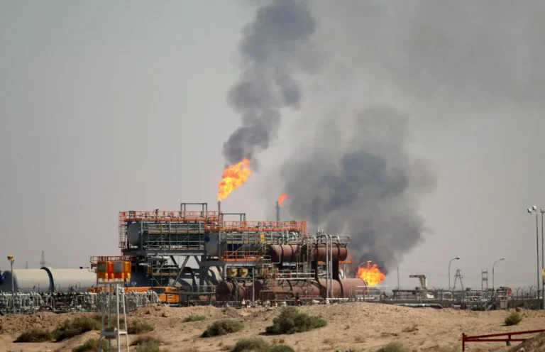 Global Energy Markets Shaken as Iraq Halts Output at Giant Rumaila Oil Field