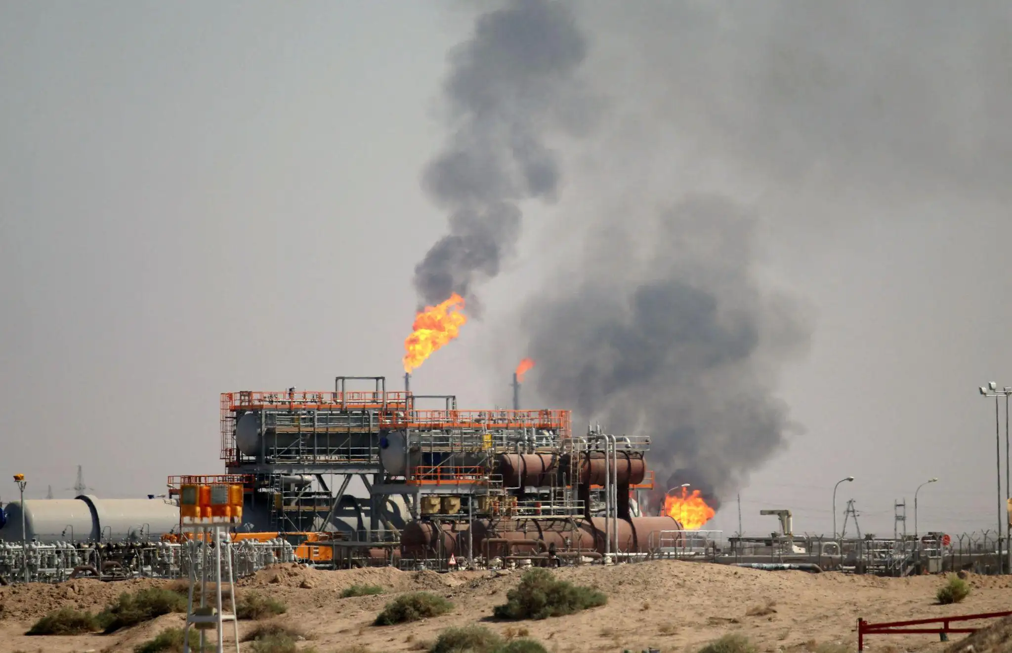 Global Energy Markets Shaken as Iraq Halts Output at Giant Rumaila Oil Field